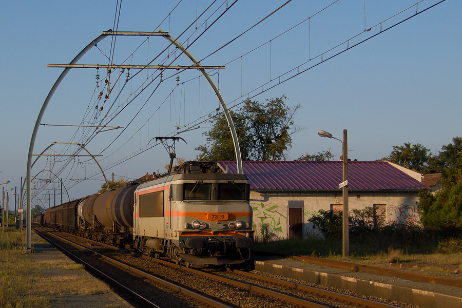 En provenance de Bordeaux, la BB 7329 sur un FRET passe à Rion des Landes le 19.09.2008.jpg